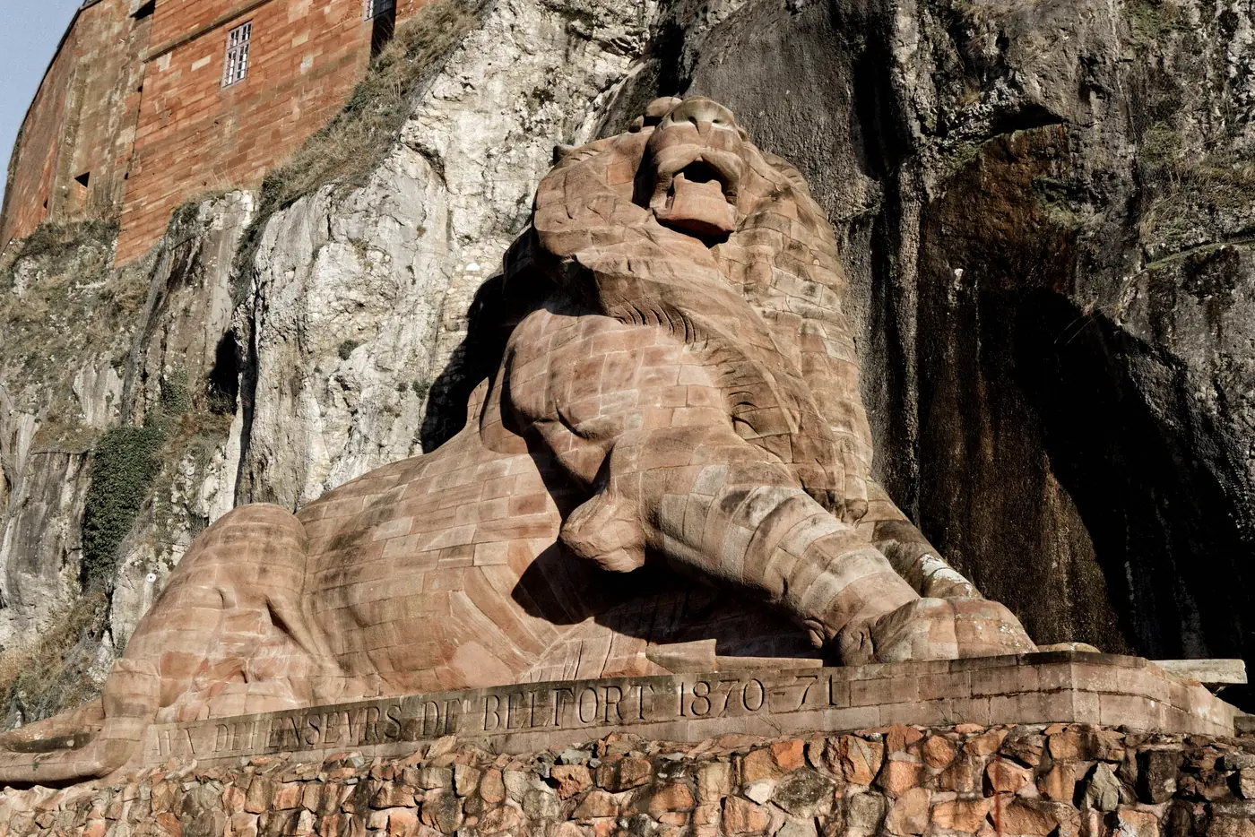 Le Lion de Belfort sculpté par Bartholdi au pied de la falaise, sous les murs de la citadelle
